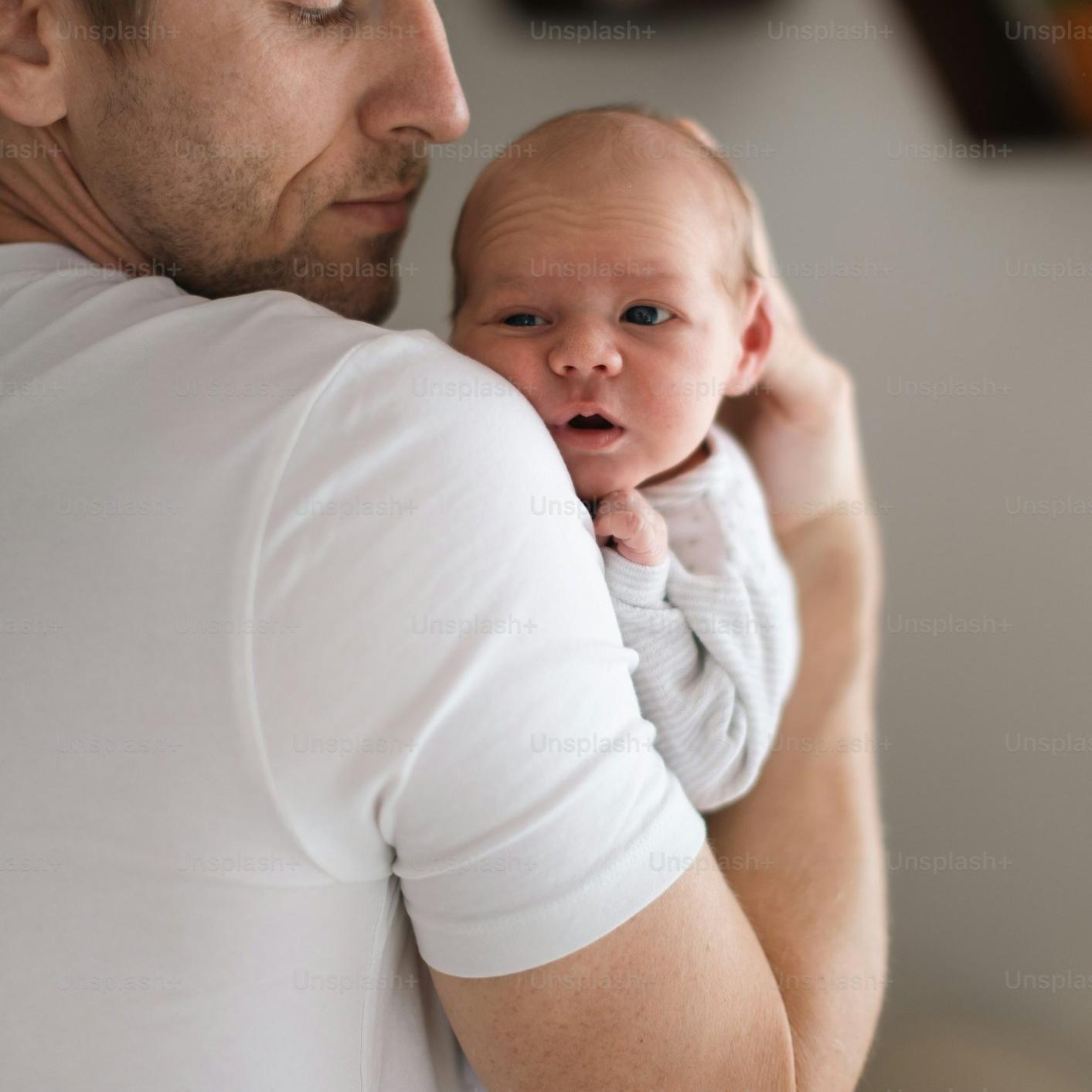 Camille et son bébé lors d'une session de portage
